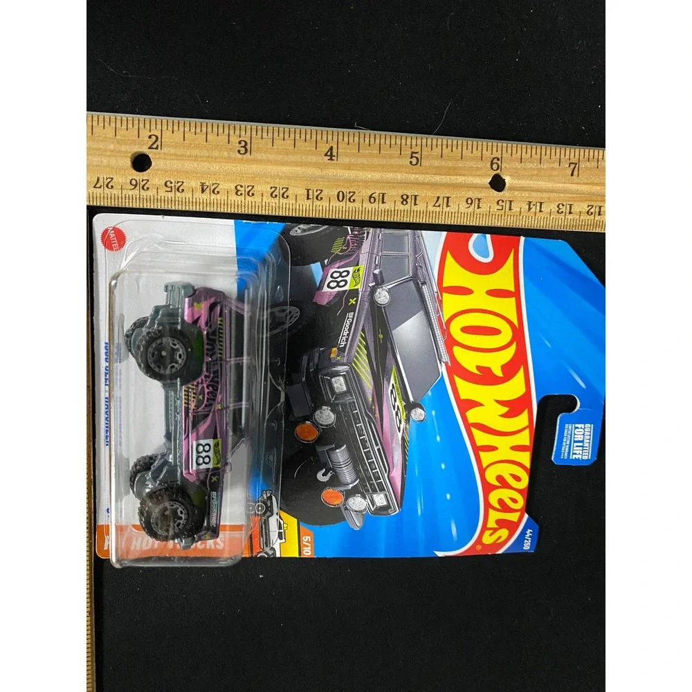 Hot Wheels 2022 HW Hot Trucks 88 Jeep Wagoneer‎ 5/10 Diecast Car #44/250